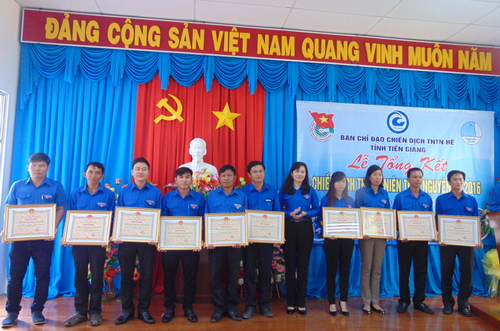 Tặng bằng khen cho các cá nhân có thành tích xuất sắc trong chiến dịch Thanh niên tình nguyện hè tỉnh Tiền Giang năm 2016